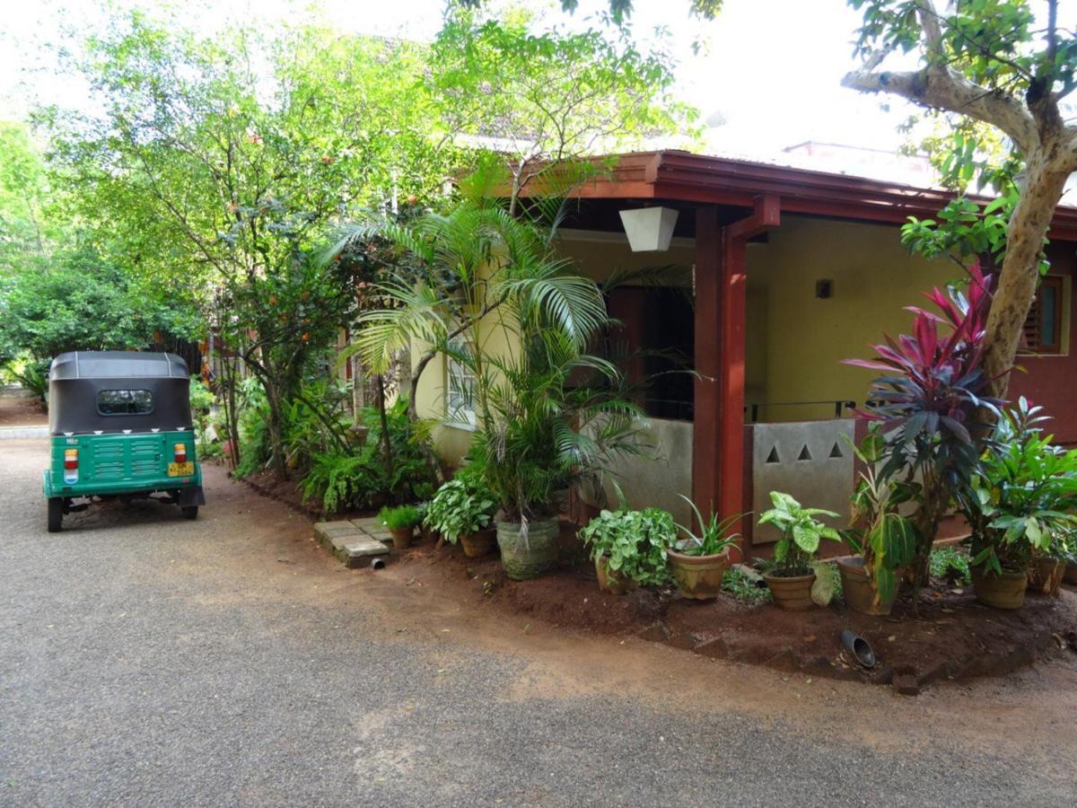 Hotel Shalini Anuradhapura Ngoại thất bức ảnh