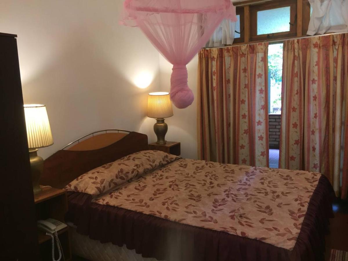 Hotel Shalini Anuradhapura Ngoại thất bức ảnh