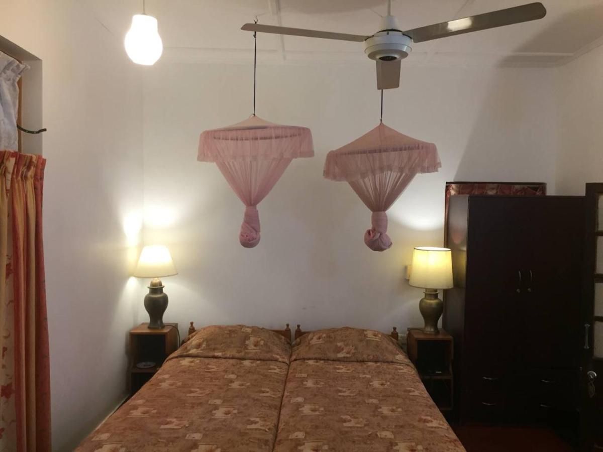 Hotel Shalini Anuradhapura Ngoại thất bức ảnh