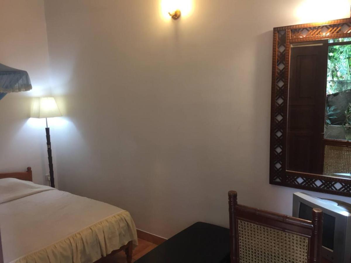Hotel Shalini Anuradhapura Ngoại thất bức ảnh