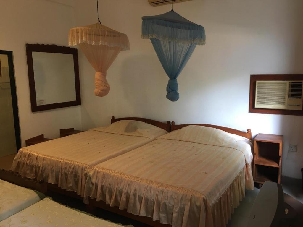 Hotel Shalini Anuradhapura Ngoại thất bức ảnh